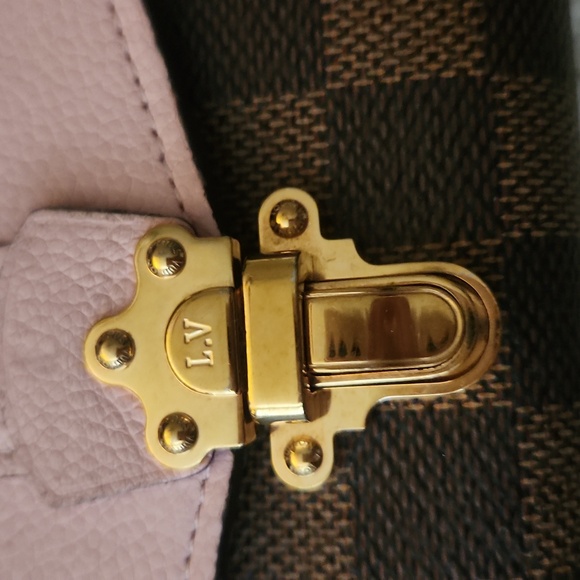 Louis Vuitton - Picture 5 of 10